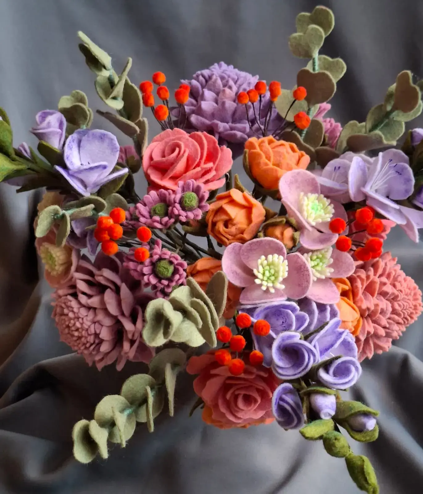 Handgemaakte viltbloemen voor rouwstukken en bruidsboeketten - Roos van Sharon